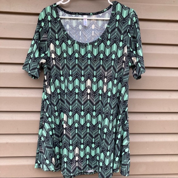 LuLaRoe Tops - LulaRoe Classic Women’s Tee